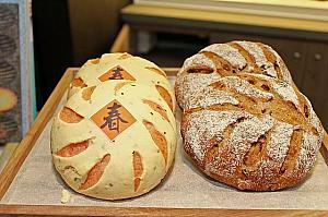 ナビたちが訪れた時はちょうど旧正月だったのでそれ用のおめでたい文字のパンなどもありました。