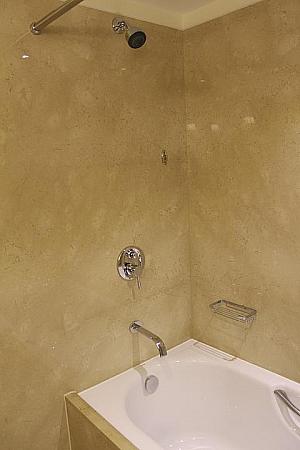 基本、シャワーは壁に取り付けらたタイプですが、浴槽は割りと大きめ