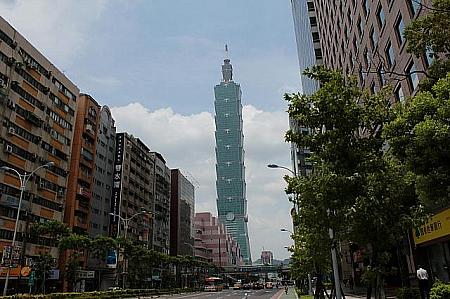 ホテル前から見た台北101。台北101のすぐ手前のピンクの建物が世界貿易センターです。