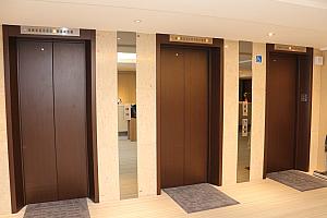 エレベーターは3台、向かっていちばん右はバリアフリー仕様のエレベーター、大人気の老爺オリジナル牛軋糖（ヌガー）はフロントで販売しています。お土産に喜ばれますよ！（30個420元）