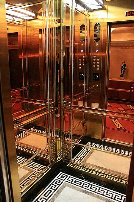 エレベーター、中もキラキラなんです