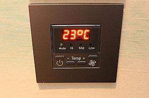 冷暖房。セントラルヒーティングですが、ある程度はお部屋で調節可能です。