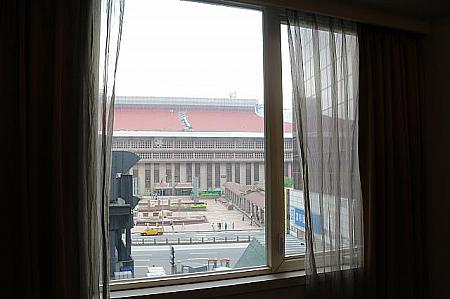 窓を開けると目の前に台北駅が見えるお部屋も。
