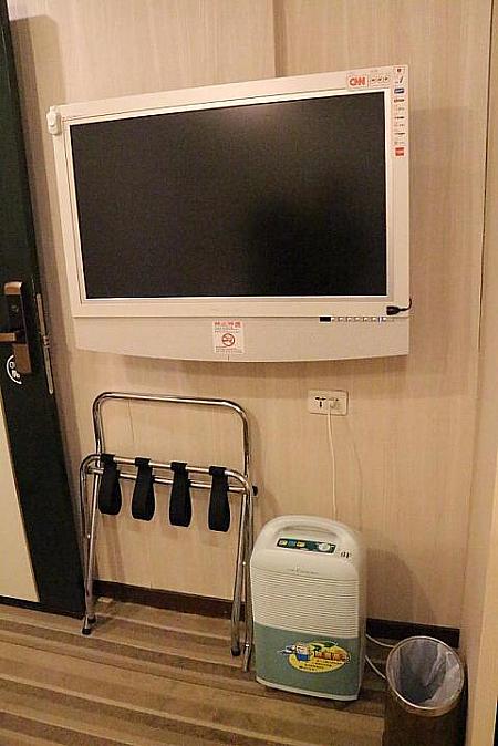 テレビは2台あり、それぞれのベッドから見られるように配置されています。