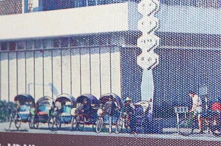 ビジネスセンターに飾ってある昔の写真、ホテル横に人力車が停まっています