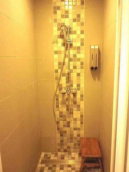 シャワールームもありますが、水が出にくいこともあります。その場合はお部屋でシャワーを浴びて下さい
