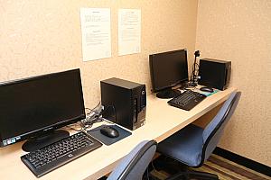 会議室のお隣、ビジネスセンターではパソコン2台が無料で使えます。