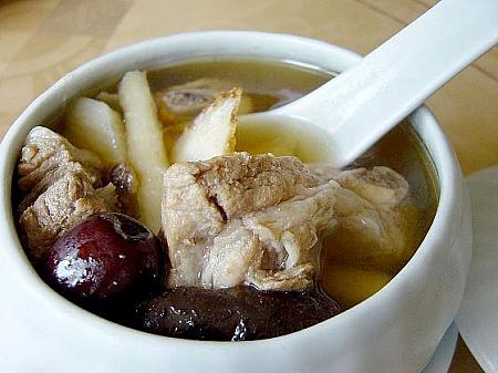 豚あばら肉の漢方煮込みスープ。（漢方の香りがしますが、食べやすい。お肉が本当に柔らかく、体が温まります）