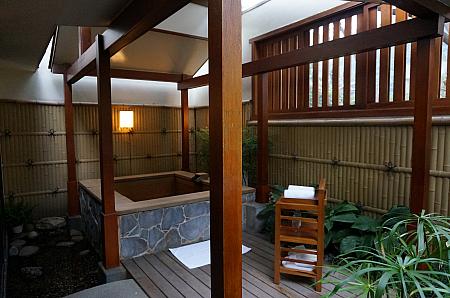 縁側から続く庭、そして部屋付きのヒノキ露天風呂。トイレとシャワーは室内に