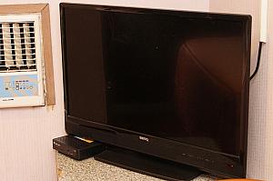お部屋によっては薄型テレビが置いてあります。