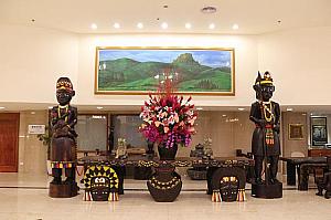 ロビーはじめホテル内の各所に、南部の原住民パイワン族とルカイ族の彫刻がほどこされています