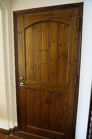 バスルームへの扉は木製！めずらしい♪