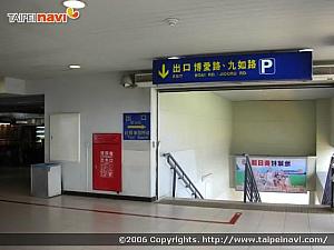 高雄駅の裏駅（後ろの出口、Back entrance）の階段を下りてすぐ目の前