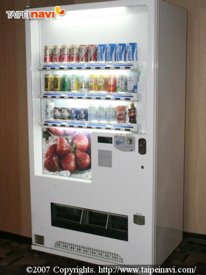 廊下には自動販売機があります。