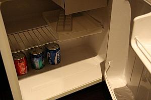 冷蔵庫にはコーラとスプライト、そして、ポカリ、3本とも無料です