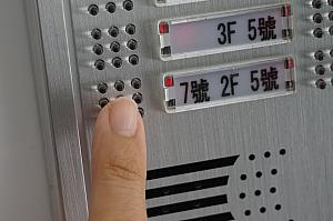 平日の日中以外は１階のビルの管理人さんがいないので、ビルの外のインターホンを押してください。(1番下の左側のボタン)