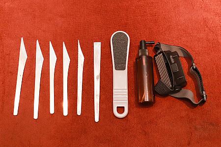 黄先生と7つ道具。毎日奥さんがナイフを研いでくれるとか