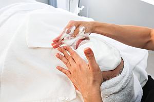 罰ゲームのパイみたい……！決して肌には手を触れません