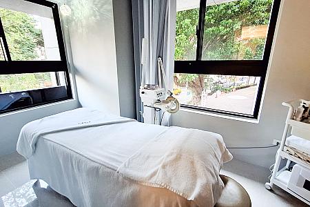 明るく広々とした施術室