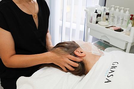 細い綿棒でオイルをつけてから頭皮をじっくりマッサージ　