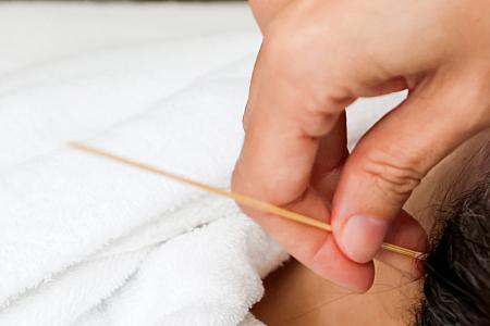 細い綿棒でオイルをつけてから頭皮をじっくりマッサージ　