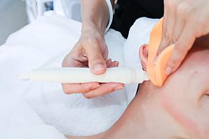 さまざまな機器を駆使して毛穴をお掃除、キレイ度UP！