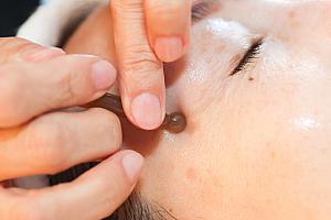 顔用なのかな？のスリムなかっさでツボ押し