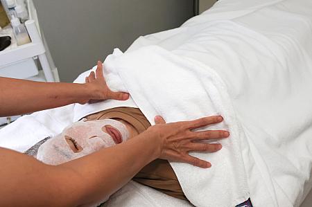 首筋やデコルテもマッサージ