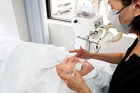 4種類の美容液からお肌に合わせて1つを選び導入。その後、LED光ケアを重ねてさらに効果を高めます