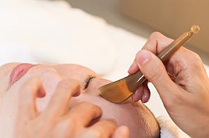 顔用なのかな？のスリムなかっさでツボ押し