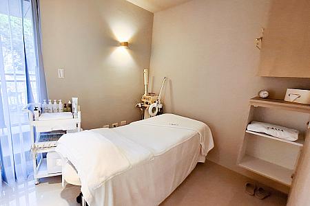 明るく広々とした施術室