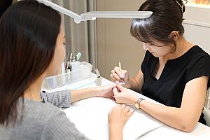 ネイルコーナーはネイリストさんと対面式