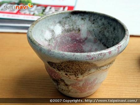 ★茶碗：オーナーが、南投県の荘さんという陶芸家に特別に焼いてもらったもの。お茶の横には、小さな花が飾られていることも。