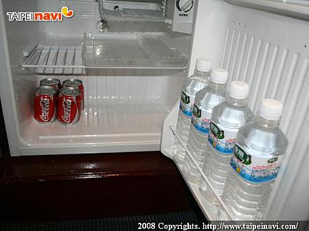 冷蔵庫の中のミネラルウォーターとコーラはどの部屋も無料