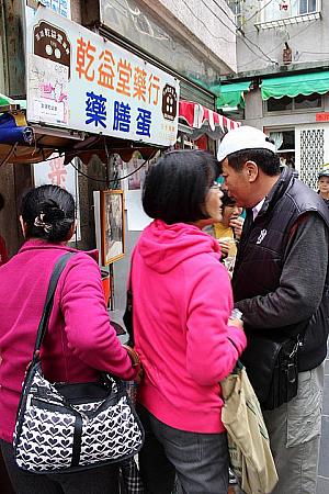 お店の前で売っている煮卵は台湾人観光客に大人気！試してみてください