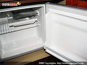 冷蔵庫はこのタイプ。ドリンクを冷やすだけだったら十分です。