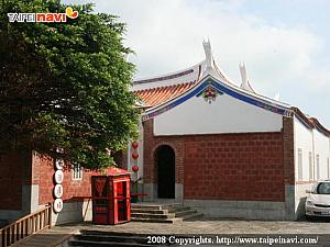 強い日差しにくっきりと映し出されるオレンジの古式ゆかしい屋根瓦と白い漆喰で塗られた壁面。この台湾の伝統風の民家群が、墾丁青年活動中心では再現されています。 


