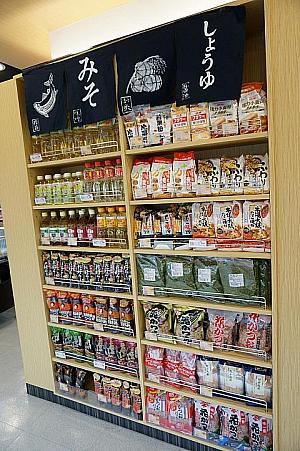 日本の調味料や加工食品。お味噌もありましたよ。