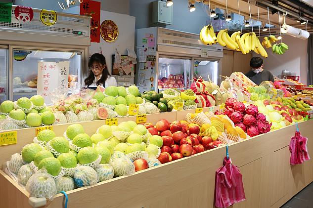 彩り豊かで、目を引く果物屋さんは台湾を感じますね