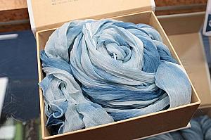 北投温泉の藍染めシルクスカーフ　1800元