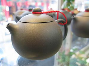 お店でお茶を入れるのに使用している丸くて可愛い茶壺は、なんと和昌茶荘のオリジナル。手描きのプライスにシビレます。800元