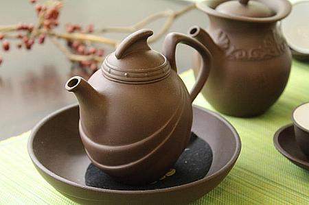 ギリシャ神話のアテネ神がモチーフ。りりしい茶壺です。