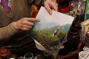 試飲する玉露阿里山高山烏龍茶は写真の茶畑で採れたお茶だそう。自然豊かな場所ですね