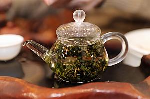 茶葉の変化がわかりやすいように、透明の茶壺を使用してレク