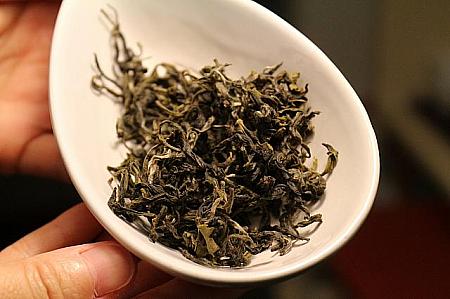 日本の緑茶とは違って、葉っぱは一枚の形のまま残ります