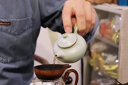 汝窯の茶器で入れたお茶は不思議ととてもまろやかに感じます。