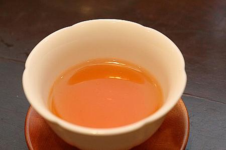 茶葉の大きさは日月潭の紅茶と比較すると一目瞭然。右の細い茶葉が梨山紅茶です。