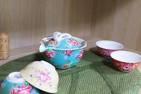 華やかでかわいらしい客家花布柄の茶器セットはギフトにも最適です