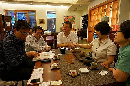 お茶をいただきながら話す時間は至福の時ですね。台湾の男性もお茶は大好きなようです。