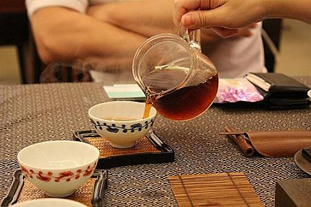 茶杯は湯さんデザインのもの。茶器も揃えたくなります。